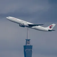 中国国台弁はこれまでに、上海および福建省の住民による台湾個人旅行の試験的再開を推進すると発表、台湾側の早期開放を求めている。写真は台北松山空港を離陸する中国東方航空の旅客機。(中央社) 中国国台弁はこれまでに、上海および福建省の住民による台湾個人旅行の試験的再開を推進すると発表、台湾側の早期開放を求めている。写真は台北松山空港を離陸する中国東方航空の旅客機。(中央社)