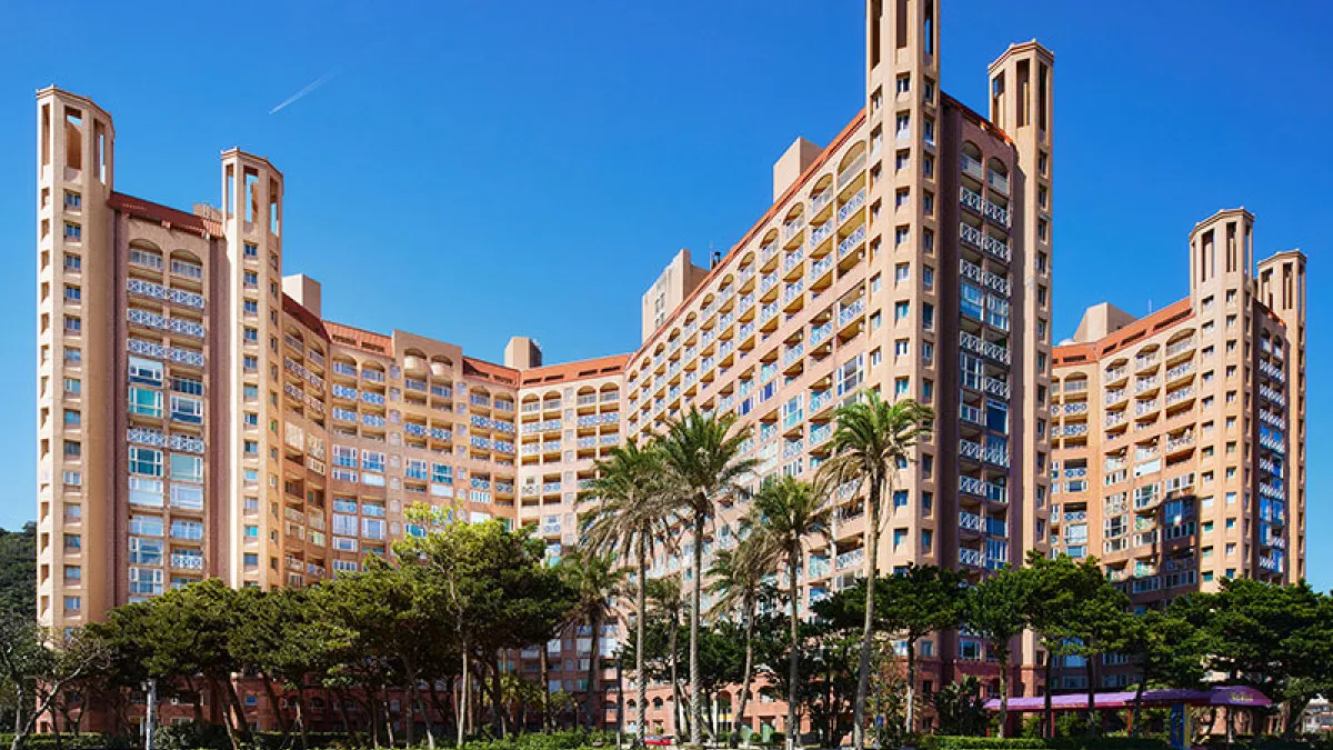 福泰翡翠灣渡假飯店坐落北海岸,擁有海濱度假氛圍,適合親子家庭與好友安排夏季小旅行。(圖/福泰翡翠灣渡假飯店提供)
