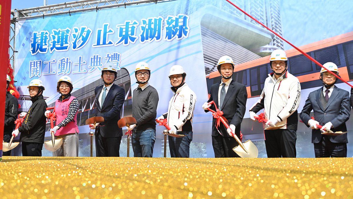 新北市長侯友宜及貴賓們共同祈求工程如期如質平安順利完成,捷運汐東線全面通車後市民從汐止到台北市內湖,尖峰通勤時間將省下半小時。(圖/新北市捷運局提供) 新北市長侯友宜及貴賓們共同祈求工程如期如質平安順利完成,捷運汐東線全面通車後市民從汐止到台北市內湖,尖峰通勤時間將省下半小時。(圖/新北市捷運局提供)