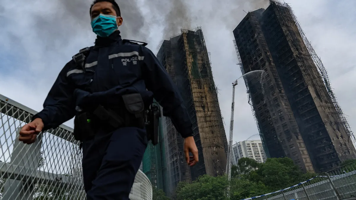 香港新界的宏福苑公屋社區發生嚴重大火,鄰近6棟大廈全被波及燒毀。(資料照,美聯社)