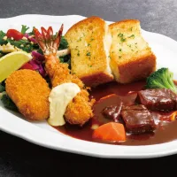 ロイヤルホストが誕生55周年に向け、9月16日より王道洋食のコンビネーションや多彩な世界料理を揃えた新グランドメニューの提供を開始する。(写真/ロイヤルホールディングス PR事務局提供) ロイヤルホストが誕生55周年に向け、9月16日より王道洋食のコンビネーションや多彩な世界料理を揃えた新グランドメニューの提供を開始する。(写真/ロイヤルホールディングス PR事務局提供)