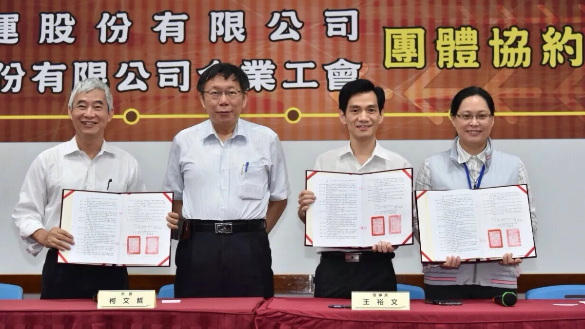台北市長柯文哲(左二)表示,台北捷運將推出多卡通服務,除了使用悠遊卡搭乘,搭乘高雄捷運使用的「一卡通(iPass)」也能適用於搭乘北捷。(北市府提供)