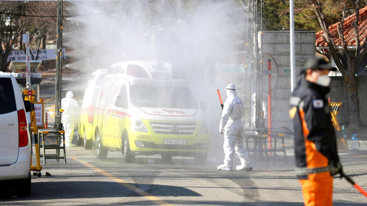 南韓慶山市一間軍事醫院正在對載運武漢肺炎患者的救護車進行消毒。(美聯社) 南韓慶山市一間軍事醫院正在對載運武漢肺炎患者的救護車進行消毒。(美聯社)