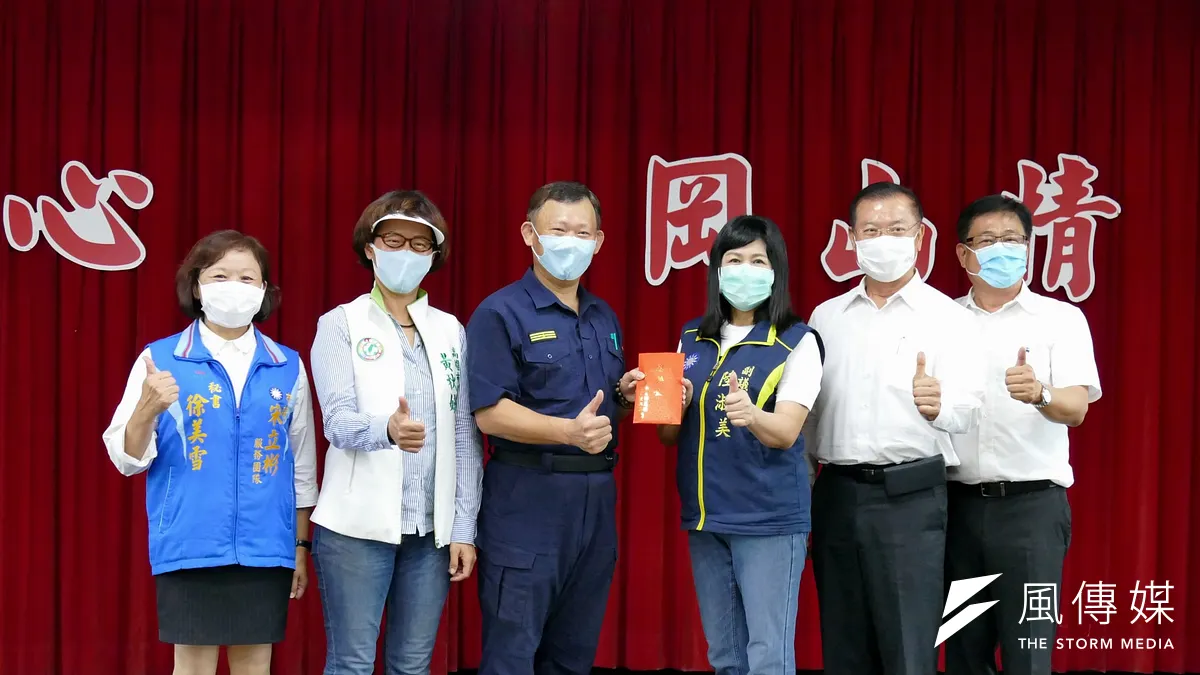 警察局岡山分局今年來破案績效卓越,日前偵破橋頭桶屍殺人案,副議長陸淑美代表議會,獎勵基層員警、頒發慰問。(圖/徐炳文攝) 警察局岡山分局今年來破案績效卓越,日前偵破橋頭桶屍殺人案,副議長陸淑美代表議會,獎勵基層員警、頒發慰問。(圖/徐炳文攝)