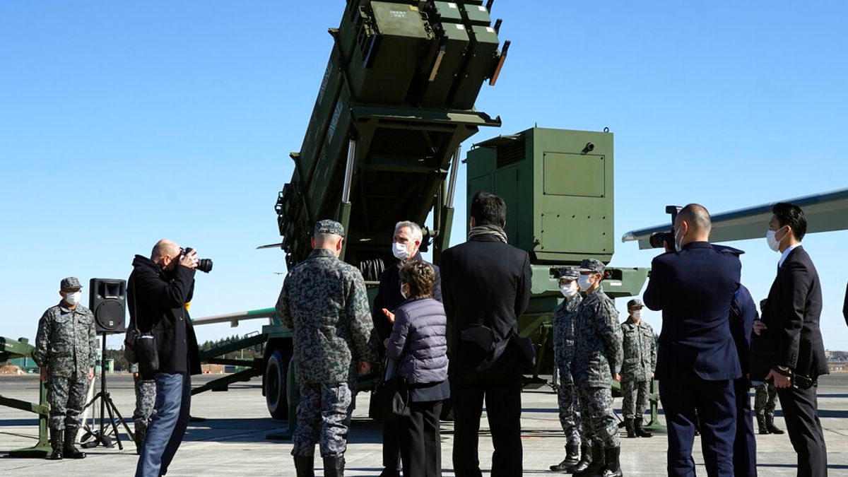 2023年1月31日、NATO事務総長ストルテンベルグ氏が自衛隊のパトリオットミサイルを視察。(AP通信) 2023年1月31日、NATO事務総長ストルテンベルグ氏が自衛隊のパトリオットミサイルを視察。(AP通信)