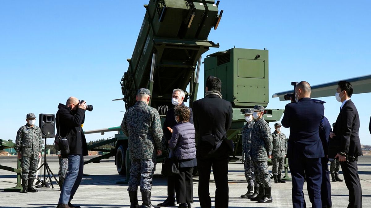 2023年1月31日,北約秘書長史托騰伯格參觀日本自衛隊的愛國者飛彈。(美聯社) 2023年1月31日,北約秘書長史托騰伯格參觀日本自衛隊的愛國者飛彈。(美聯社)