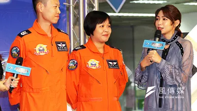 華視「全民新視界」節目藝人曾智希(右)與空軍救護隊國軍代表分享訓練過程。(蘇仲泓攝)