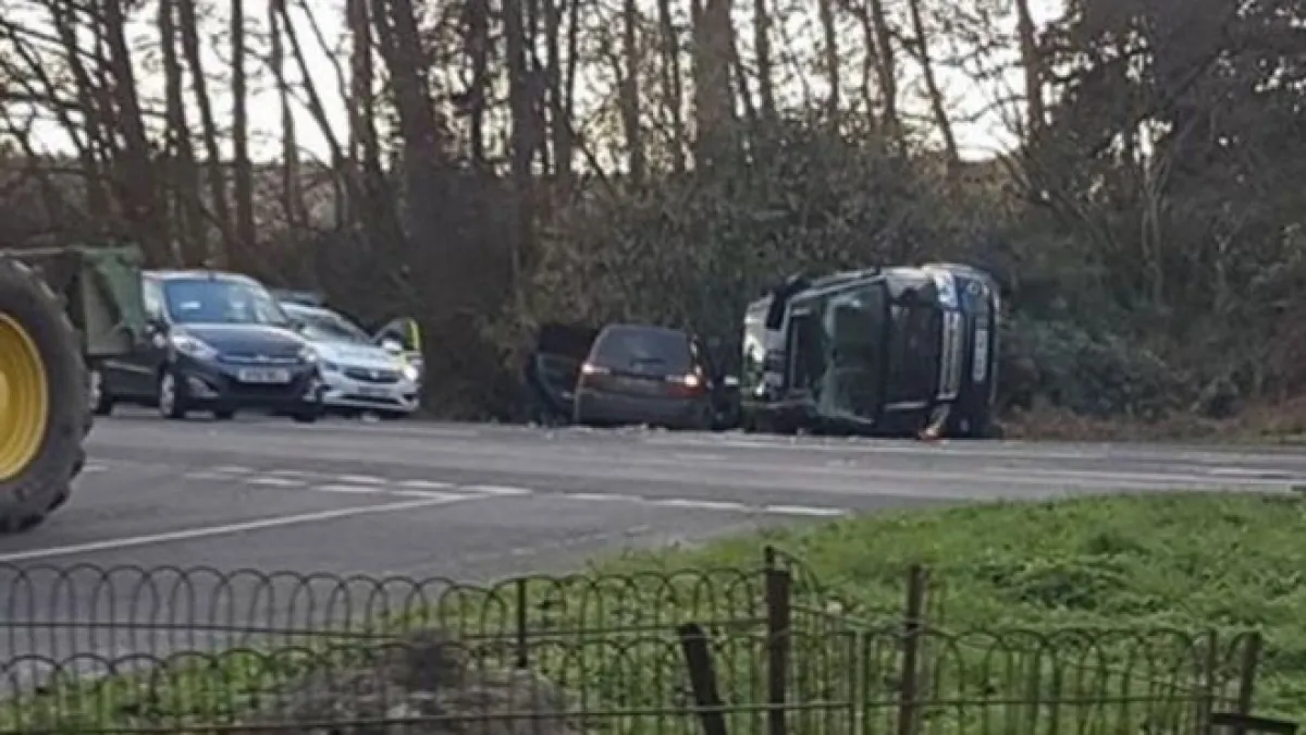 菲利普親王駕駛的路虎在車禍後發生了側翻。(BBC中文網)