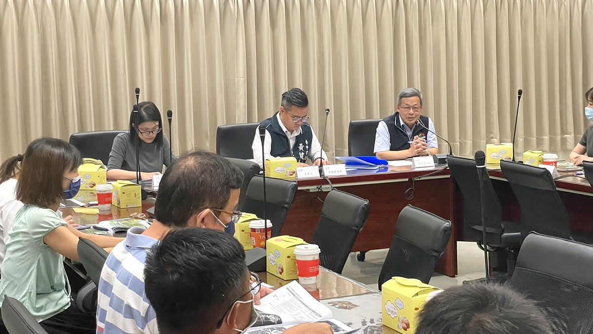 台中市府傾聽各界聲音召開過多次會議及工作坊,日前受市議員黃健豪及張廖乃綸邀請,與還我特色公園行動聯盟及台中遊戲場許願池代表進行意見交換。(圖/台中市政府) 台中市府傾聽各界聲音召開過多次會議及工作坊,日前受市議員黃健豪及張廖乃綸邀請,與還我特色公園行動聯盟及台中遊戲場許願池代表進行意見交換。(圖/台中市政府)