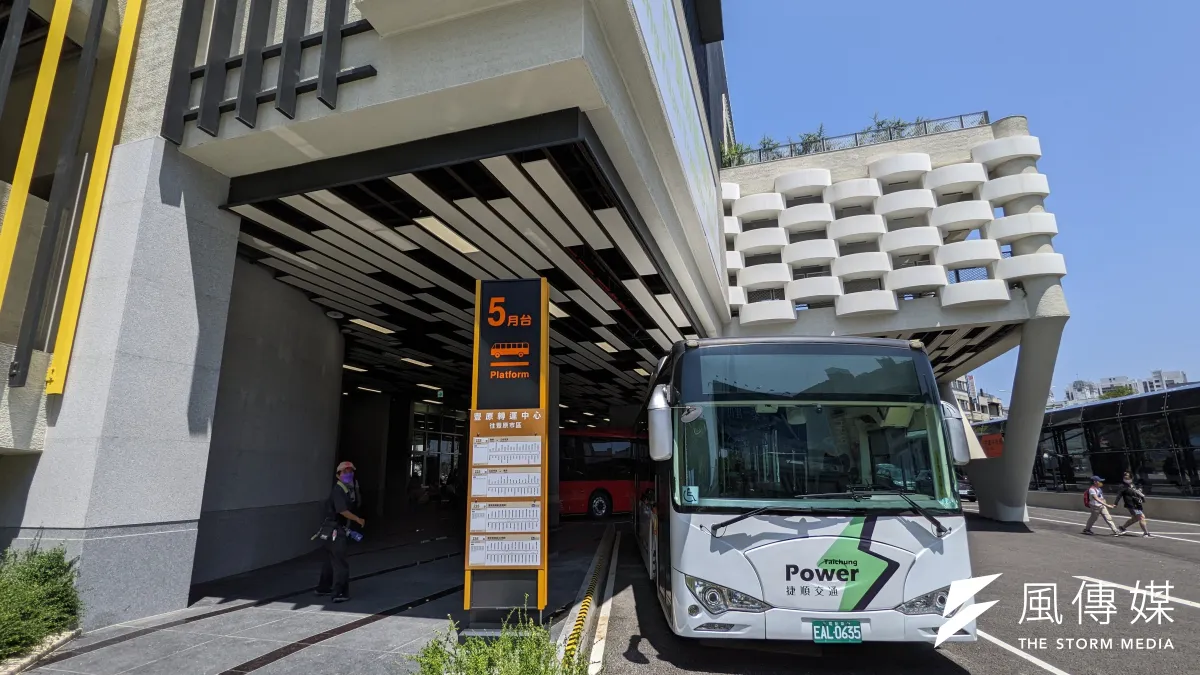 自今年6月起,國內各地再度出現新一波公路與市區公車停駛潮。(資料照/洪煜勛攝)