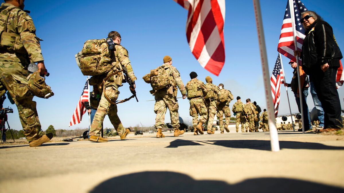 2022年2月14日,美國陸軍第82空降師在北卡羅萊納州的布雷格堡基地登機前往歐洲。(美聯社) 2022年2月14日,美國陸軍第82空降師在北卡羅萊納州的布雷格堡基地登機前往歐洲。(美聯社)