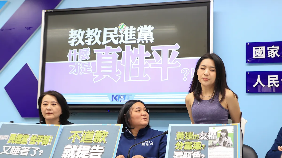 藍委陳玉珍(中)今日開記者痛批吳沛憶污辱人、假面立委;而與會藍委徐巧芯(右)當場脫掉外衣,只剩運動內衣。(顏麟宇攝) 藍委陳玉珍(中)今日開記者痛批吳沛憶污辱人、假面立委;而與會藍委徐巧芯(右)當場脫掉外衣,只剩運動內衣。(顏麟宇攝)