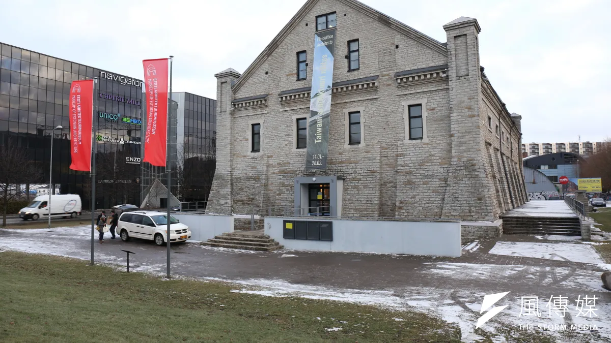 「田中央歐洲巡迴展」邁向第二站來到了愛沙尼亞首都塔林(Tallinn),愛沙尼亞建築博物館外特製台灣字樣的展覽訊息戶外布條,向民眾推廣。(田中央聯合建築師事務所提供)