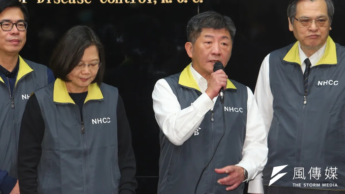 南韓媒體《周刊朝鮮》以總統蔡英文(左二)為封面,並對台灣中央流行疫情指揮中心指揮官陳時中(右二)的能力表達肯定。(資料照,顏麟宇攝)