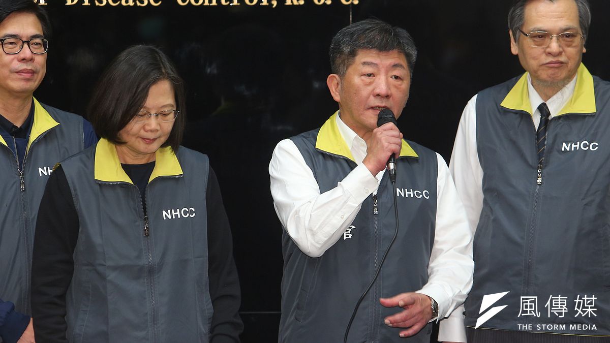 南韓媒體《周刊朝鮮》以總統蔡英文(左二)為封面,並對台灣中央流行疫情指揮中心指揮官陳時中(右二)的能力表達肯定。(資料照,顏麟宇攝) 南韓媒體《周刊朝鮮》以總統蔡英文(左二)為封面,並對台灣中央流行疫情指揮中心指揮官陳時中(右二)的能力表達肯定。(資料照,顏麟宇攝)