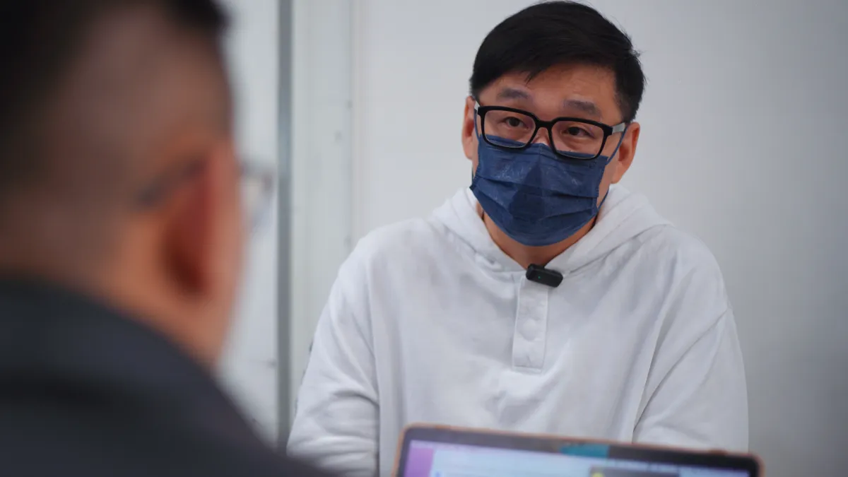 賴先生接受免疫療法合併化療三年時間,目前檢驗癌症指數為0,現身呼籲健保對肺鱗癌病友更為重視。(圖/黃睿筌攝)