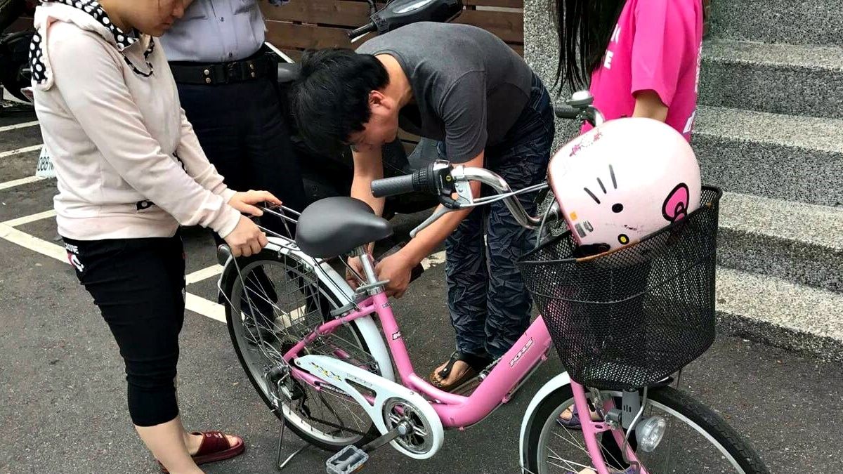 男子騎粉色腳踏車 員警察覺有異逮竊嫌 男子騎粉色腳踏車 員警察覺有異逮竊嫌