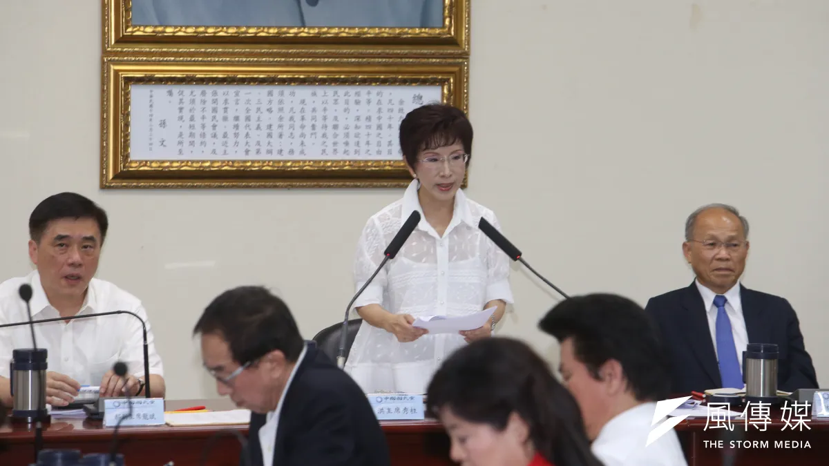 黨主席洪秀柱強調向來「大公無私」,最後更裁示將提案先送交研議。洪、吳的中央委員提名爭奪權,確定下周再戰。(陳明仁攝)