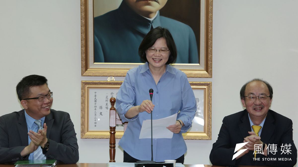 民進黨準備執政,對兩岸協議監督條例立場「轉彎」?(圖為蔡英文出席民進黨團大會/資料照余志偉攝) 民進黨準備執政,對兩岸協議監督條例立場「轉彎」?(圖為蔡英文出席民進黨團大會/資料照余志偉攝)