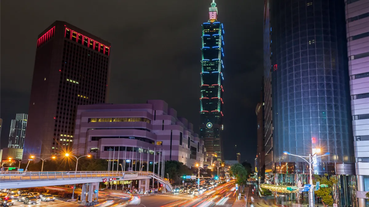 台北101於14日晚間點上紅白藍3色眉燈,為法國所遭受恐怖攻擊的亡者致哀。(取自台北101官網)