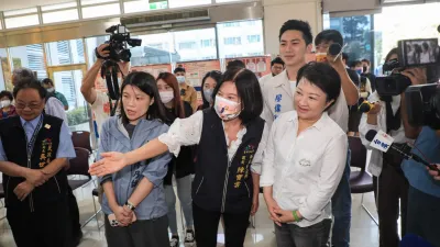 台中市長盧秀燕到西屯區公所視察「全民普發6000元線上登記櫃台」作業。(圖/台中市政府)