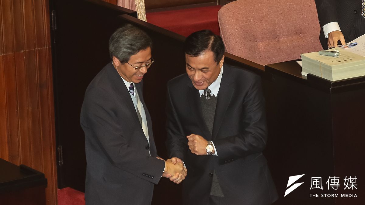 立法院長蘇嘉全與行政院長張善政在施政總質詢結束後握手互謝。(顏麟宇攝) 立法院長蘇嘉全與行政院長張善政在施政總質詢結束後握手互謝。(顏麟宇攝)