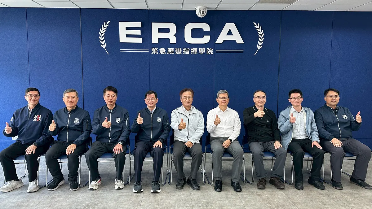 消防局局長陳崇岳(左4)與參訪貴賓合影。(照/新北市消防局提供)