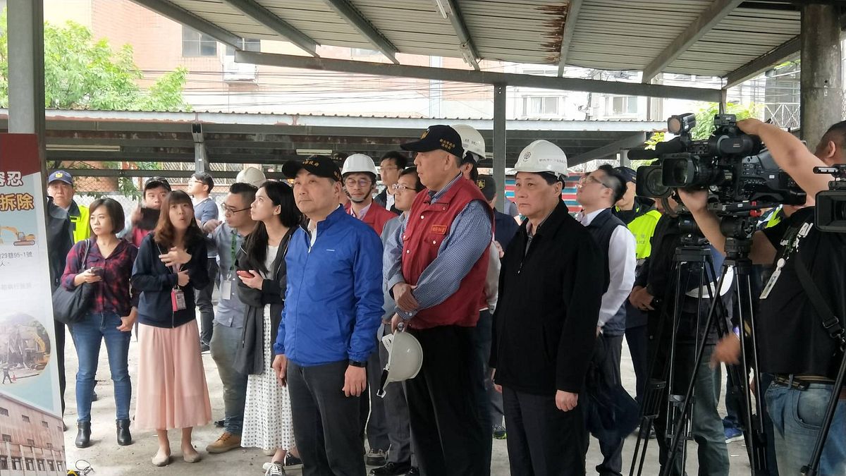 板橋區大觀路違建查獲職業賭場市府強力拆除。(圖/新北市政府警察局提供).jpg 板橋區大觀路違建查獲職業賭場市府強力拆除。(圖/新北市政府警察局提供).jpg