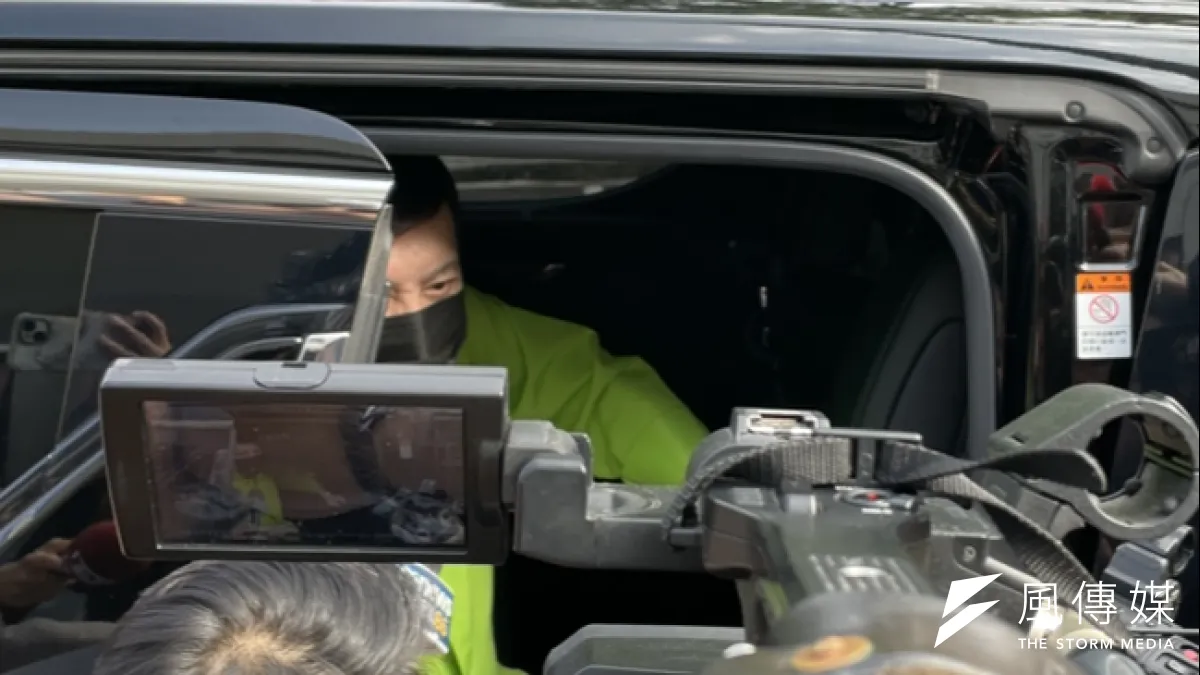 民進黨立委余天24日於立法院,遭媒體堵訪詢問同黨籍立委趙天麟遭爆婚外情一事。(鍾秉哲攝)