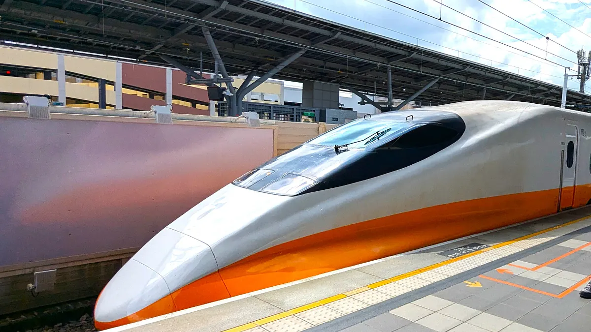 最近、Threadsで、新幹線ホームに謎の定規マークがあると投稿され、最初は戸惑いを感じたが、後に調査したところ、新幹線が将来ホームドアを設置するため、停車位置の誤差を確認する練習中であることが判明。(写真/王仁邑提供) 最近、Threadsで、新幹線ホームに謎の定規マークがあると投稿され、最初は戸惑いを感じたが、後に調査したところ、新幹線が将来ホームドアを設置するため、停車位置の誤差を確認する練習中であることが判明。(写真/王仁邑提供)