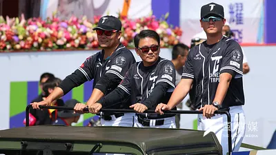 108年度國慶大典10日上午在總統府前舉行,世界12強棒球賽總教練洪一中、投手教練王建民也搭上悍馬車參與遊行。(顏麟宇攝)