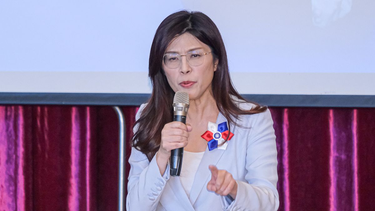 鄭麗文赴追思會「遭藍綠圍攻」!邱毅讚正確選擇:打開兩岸僵局的一大步