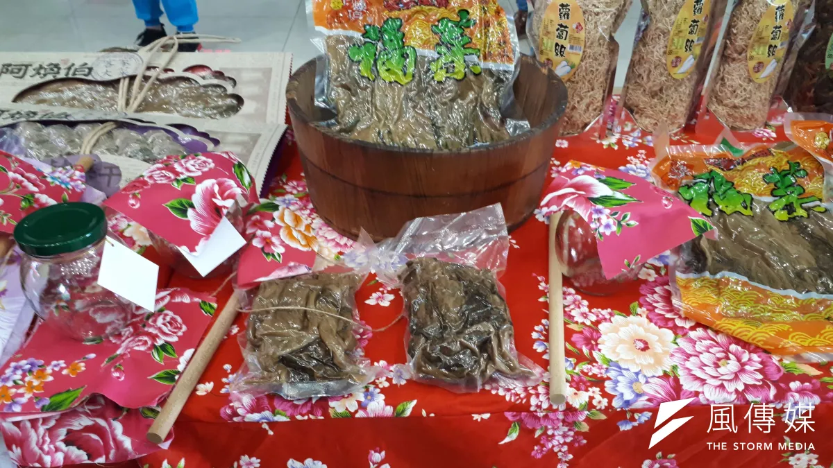 福菜是由芥菜醃製及曬乾而成。(圖/許占鳳攝)