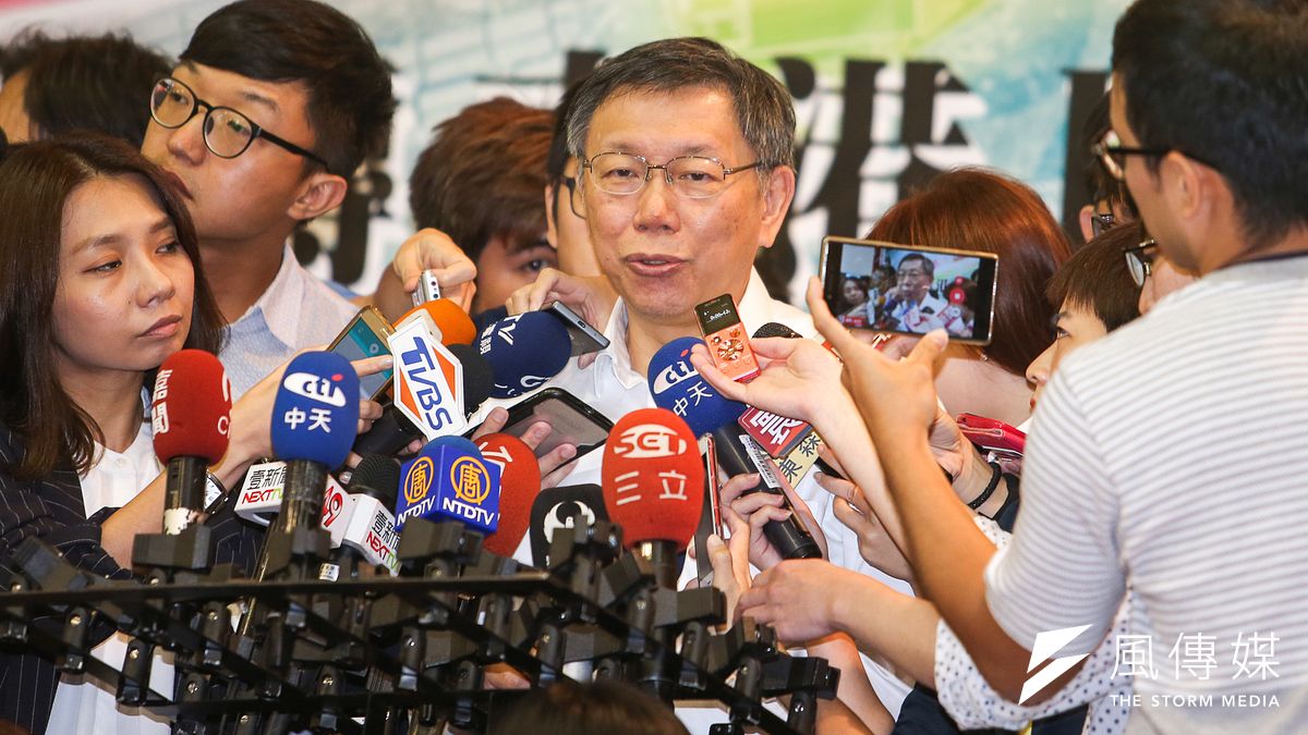 柯文哲27日提到慶富案,稱藍綠都有涉入,「垃圾不分藍綠」。他28日則表示,慶富案辦太久了,一開始可以把責任推給前朝,時間一拉久,現任的執政者就會開始受傷流血。(陳明仁攝) 柯文哲27日提到慶富案,稱藍綠都有涉入,「垃圾不分藍綠」。他28日則表示,慶富案辦太久了,一開始可以把責任推給前朝,時間一拉久,現任的執政者就會開始受傷流血。(陳明仁攝)