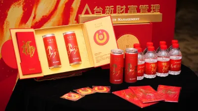 台新銀行推出金庫納財禮盒,內含發財開運三秘技:雙馬奔騰開運水、馬年紅包袋、開運發財金。(台新銀行提供)