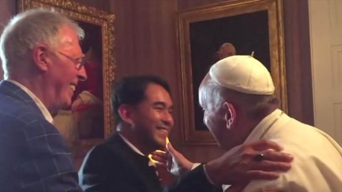 天主教教宗方濟各(右)2日與同志伴侶見面。(取自推特) 天主教教宗方濟各(右)2日與同志伴侶見面。(取自推特)