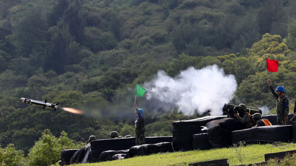 總統蔡英文25日前往屏東視導漢光演習,國軍各項空中、地面裝備火力全開,除4枚標槍飛彈中有1枚因靶車熱源故障,導致飛彈無法追蹤熱源尋找目標順利發射,只命中3枚,其餘火炮都準確到位。(軍聞社) 總統蔡英文25日前往屏東視導漢光演習,國軍各項空中、地面裝備火力全開,除4枚標槍飛彈中有1枚因靶車熱源故障,導致飛彈無法追蹤熱源尋找目標順利發射,只命中3枚,其餘火炮都準確到位。(軍聞社)