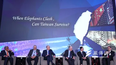 國際理事會長馬凱碩(左起)、芝加哥大學政治學系教授查爾斯 利普森、哈佛大學甘迺迪學院教授史蒂芬 華特、芝加哥大學政治學院教授約翰 米爾斯海默、前行政院院長江宜樺與淡大戰略所副教授黃介正11日出席2023台灣地緣政治高峰論壇。(顏麟宇攝)