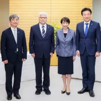 台積電董事長魏哲家(中左)訪問東京,拜訪現任日本首相高市早苗(中右)。(取得 首相官邸粉專) 台積電董事長魏哲家(中左)訪問東京,拜訪現任日本首相高市早苗(中右)。(取得 首相官邸粉專)