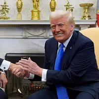 2025年2月7日、アメリカ合衆国大統領トランプ氏(右)がホワイトハウスの大統領執務室にて日本の首相石破茂氏と面会。(AP通信) 2025年2月7日、アメリカ合衆国大統領トランプ氏(右)がホワイトハウスの大統領執務室にて日本の首相石破茂氏と面会。(AP通信)