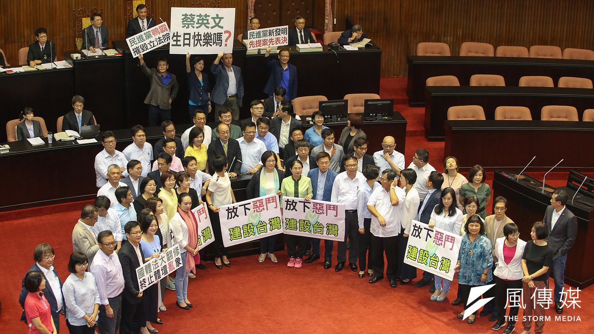 立法院臨時會最後一天,國民黨立委仍為之前的前瞻法案抗議,執政黨則舉放下惡鬥回應。(陳明仁攝) 立法院臨時會最後一天,國民黨立委仍為之前的前瞻法案抗議,執政黨則舉放下惡鬥回應。(陳明仁攝)