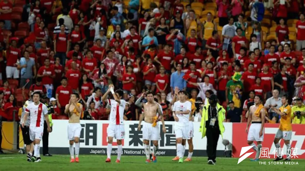 中國足球隊員在負於澳洲隊後向觀眾致意。(BBC中文網)