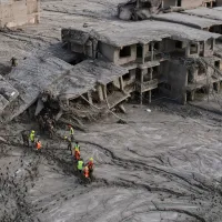 2026年8月29日、ネパール・ヌワコート地区で鉄砲水が発生した後、犠牲者の遺体を捜索するため被災地に入る救助隊員。(写真/AP通信) 2026年8月29日、ネパール・ヌワコート地区で鉄砲水が発生した後、犠牲者の遺体を捜索するため被災地に入る救助隊員。(写真/AP通信)