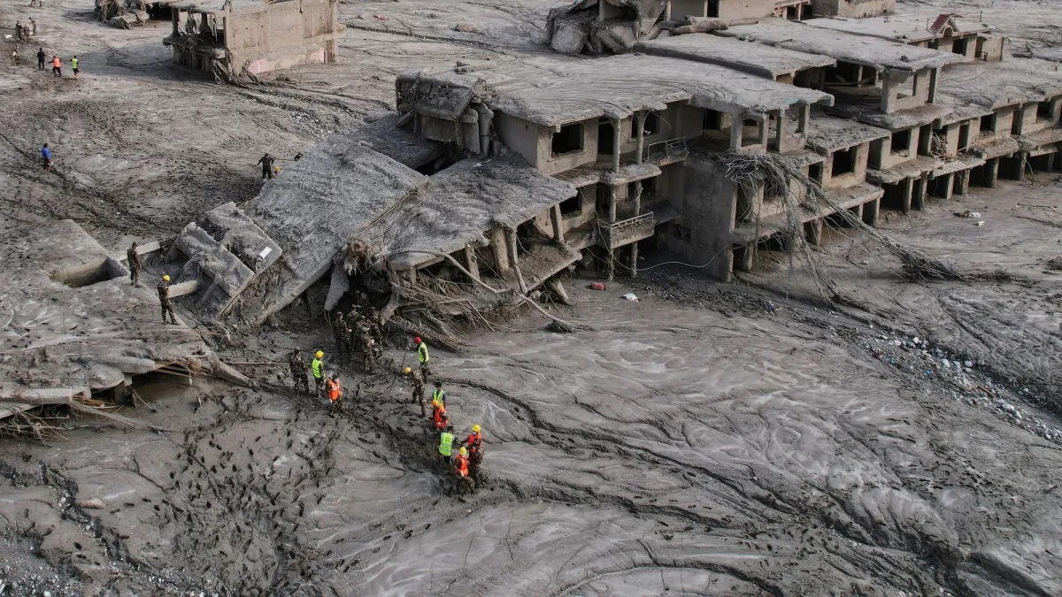 2026年8月29日、ネパール・ヌワコート地区で鉄砲水が発生した後、犠牲者の遺体を捜索するため被災地に入る救助隊員。(写真/AP通信)