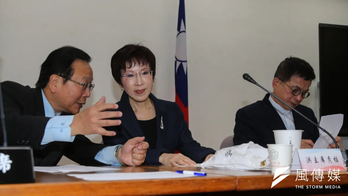 國民黨黨主席洪秀柱出席立院黨團大會,左為黨團書記長林德福。(陳明仁攝)