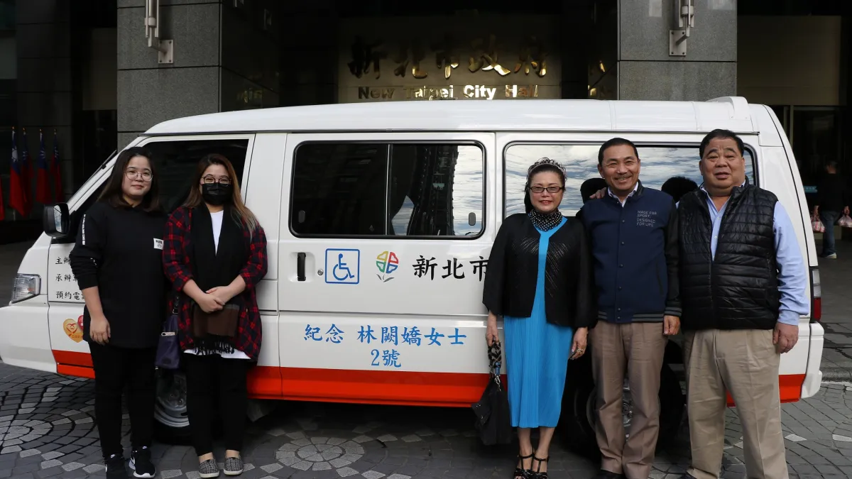 智英科技公司董事長林宴臨(右1)偕妻女捐贈復康巴士與新北市長侯友宜(右2)合影。(圖/新北市社會局提供)