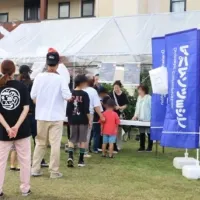 APAMANが和歌山県白浜町の「白浜・台湾フェスタ2026」に協力し、食事券200枚の配布やランタン売上金の町への引き渡しを通じて約1万人が集う地域活性化を支援した。(写真/APAMAN株式会社 広報担当提供) APAMANが和歌山県白浜町の「白浜・台湾フェスタ2026」に協力し、食事券200枚の配布やランタン売上金の町への引き渡しを通じて約1万人が集う地域活性化を支援した。(写真/APAMAN株式会社 広報担当提供)