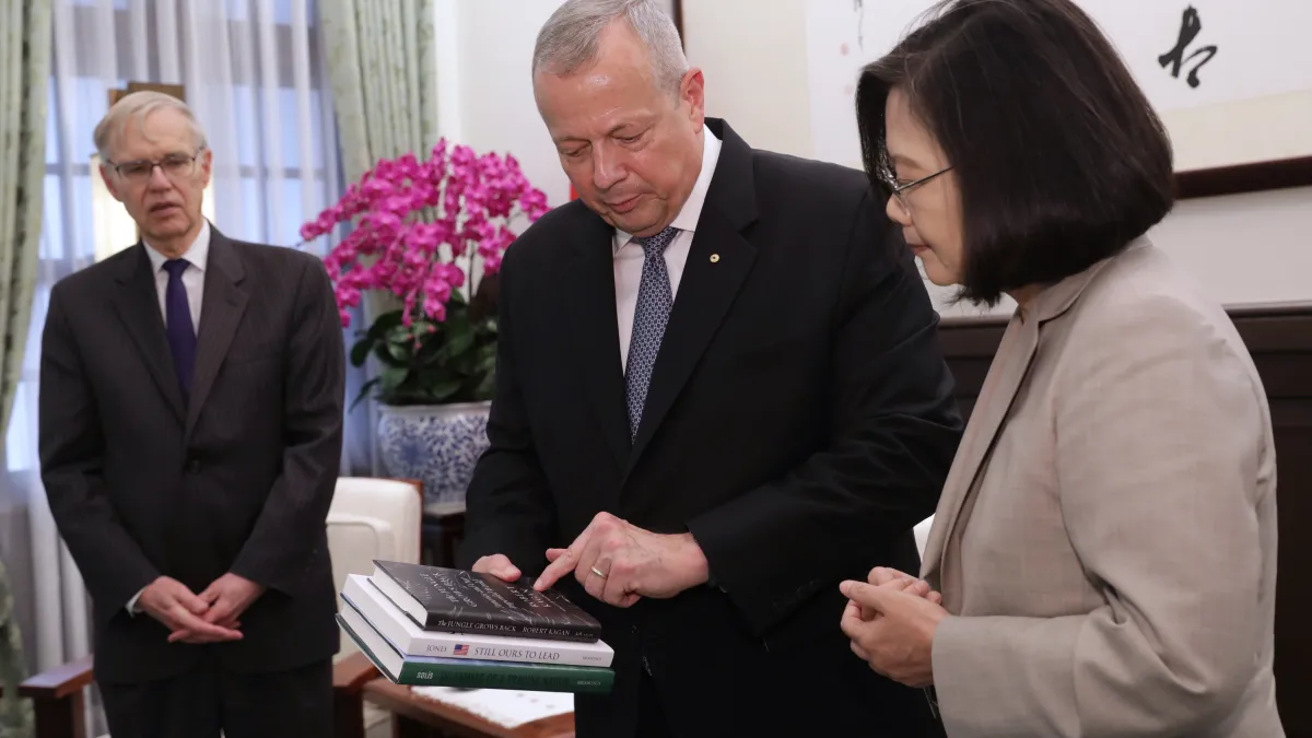 2019年6月18日,蔡英文總統接見「布魯金斯研究院領袖訪問團」,中為院長艾倫(John R. Allen)(總統府)