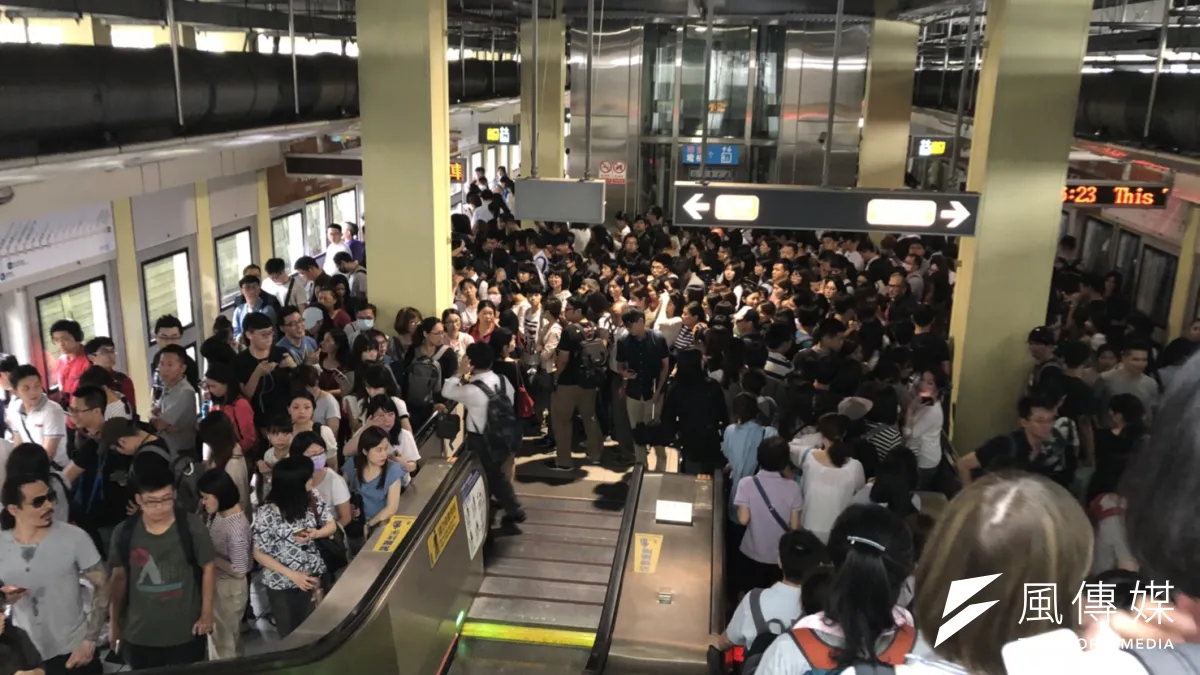 北北基等地下午4時起停班停課,台北捷運多站人潮擠爆。圖為西湖站下班人潮。(呂紹煒攝)