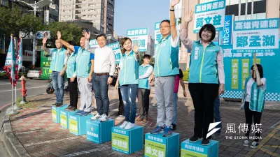 高雄青連線成員首度合體向市民揮手拜票,在地立委趙天麟(中)也前往助陣。(圖/徐炳文攝)